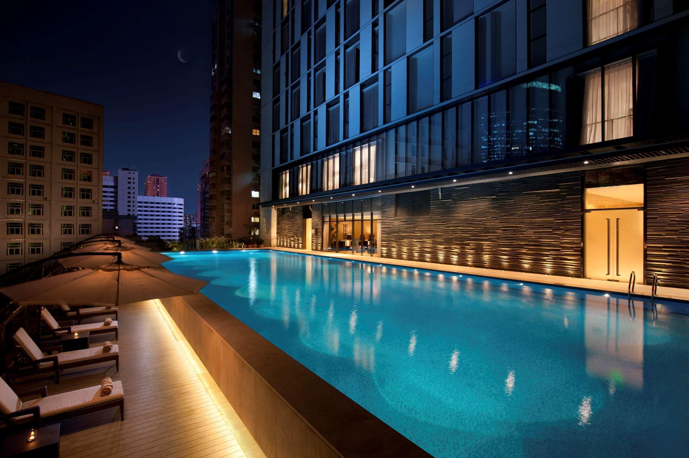 Hilton Guangzhou Tianhe - Free Shuttle Bus And Registration Counter Available During Canton Fair Period Екстериор снимка The swimming pool at the hotel