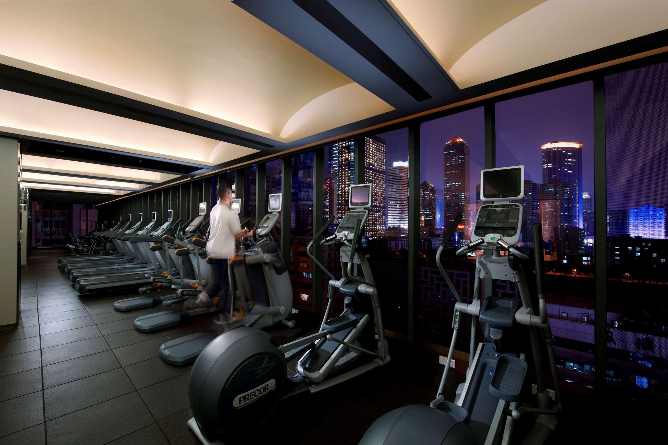Hilton Guangzhou Tianhe - Free Shuttle Bus And Registration Counter Available During Canton Fair Period Екстериор снимка The gym at the hotel