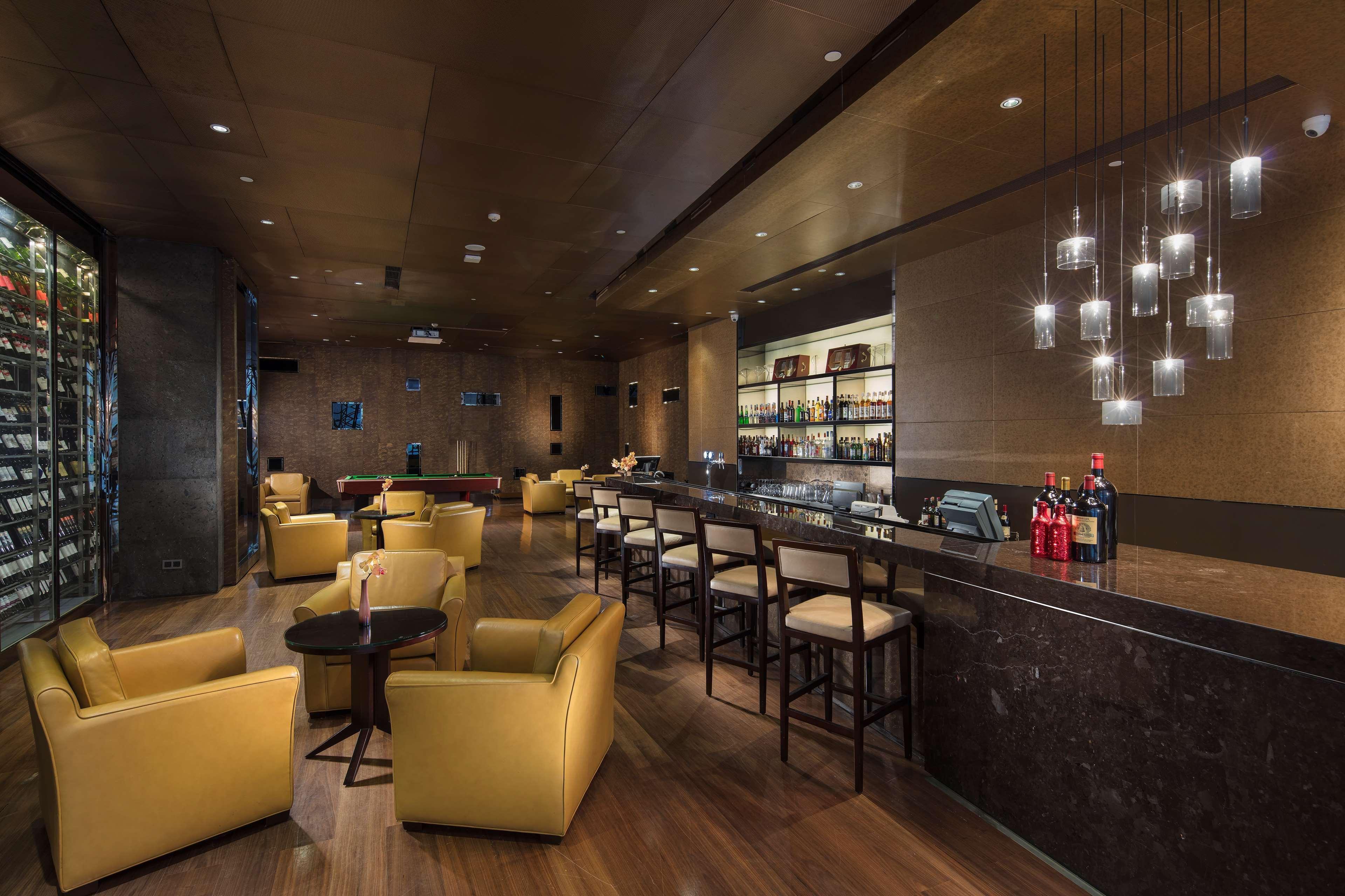 Hilton Guangzhou Tianhe - Free Shuttle Bus And Registration Counter Available During Canton Fair Period Екстериор снимка The bar at the lounge