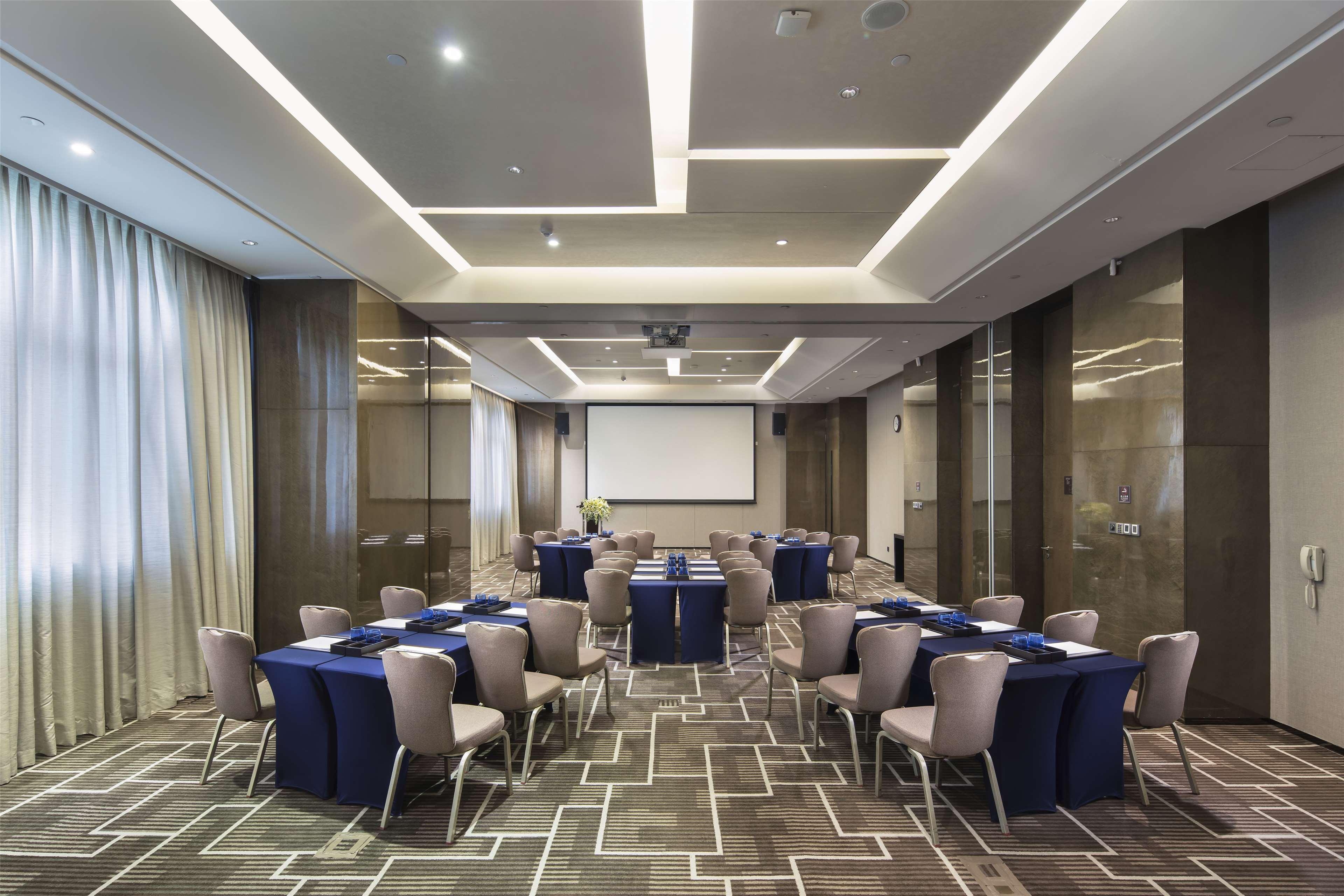 Hilton Guangzhou Tianhe - Free Shuttle Bus And Registration Counter Available During Canton Fair Period Екстериор снимка Meeting room