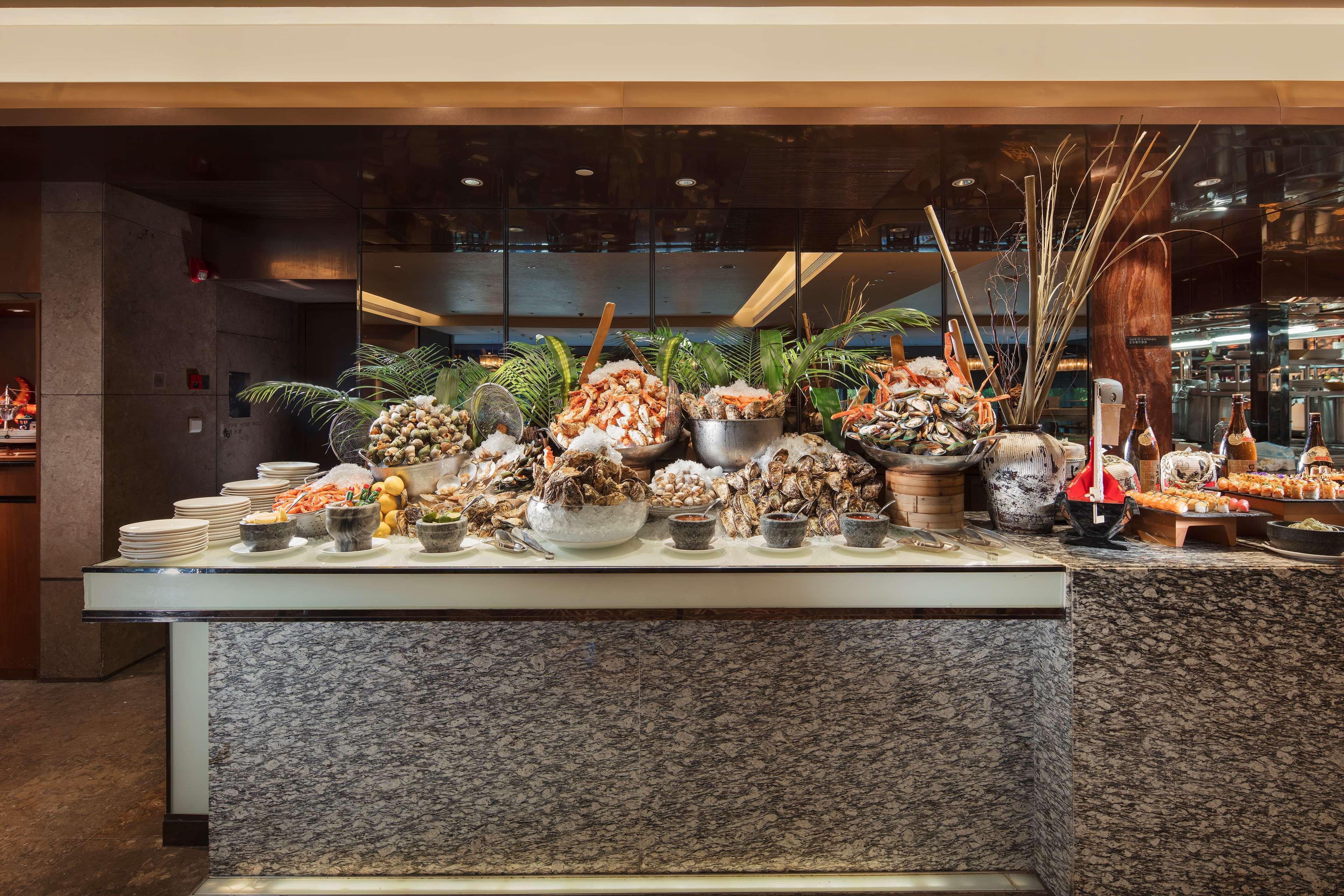 Hilton Guangzhou Tianhe - Free Shuttle Bus And Registration Counter Available During Canton Fair Period Екстериор снимка Seafood display at the buffet