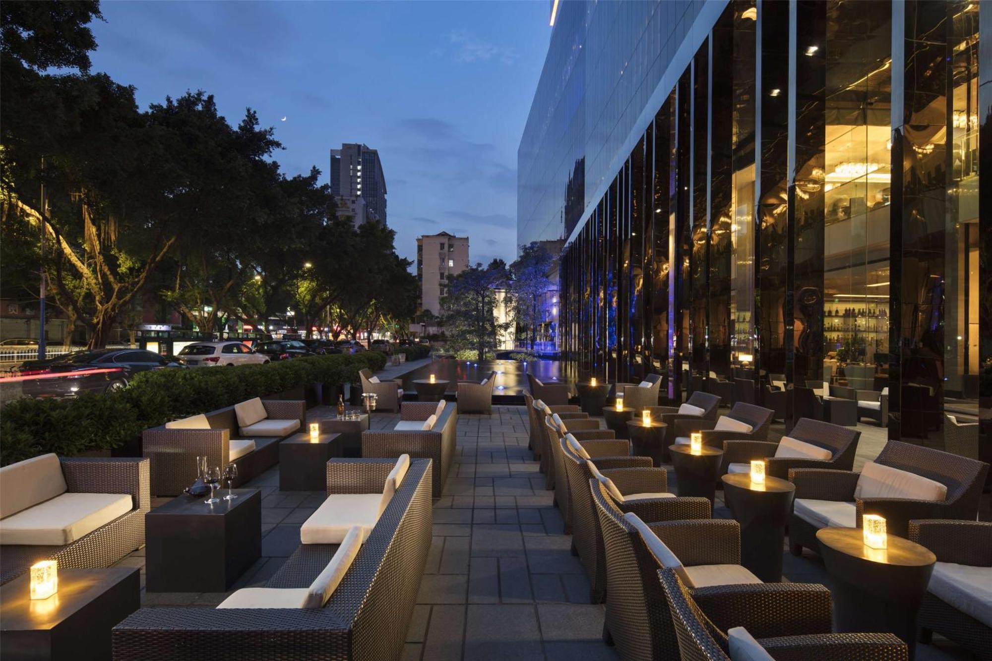 Hilton Guangzhou Tianhe - Free Shuttle Bus And Registration Counter Available During Canton Fair Period Екстериор снимка The outdoor terrace at the bar