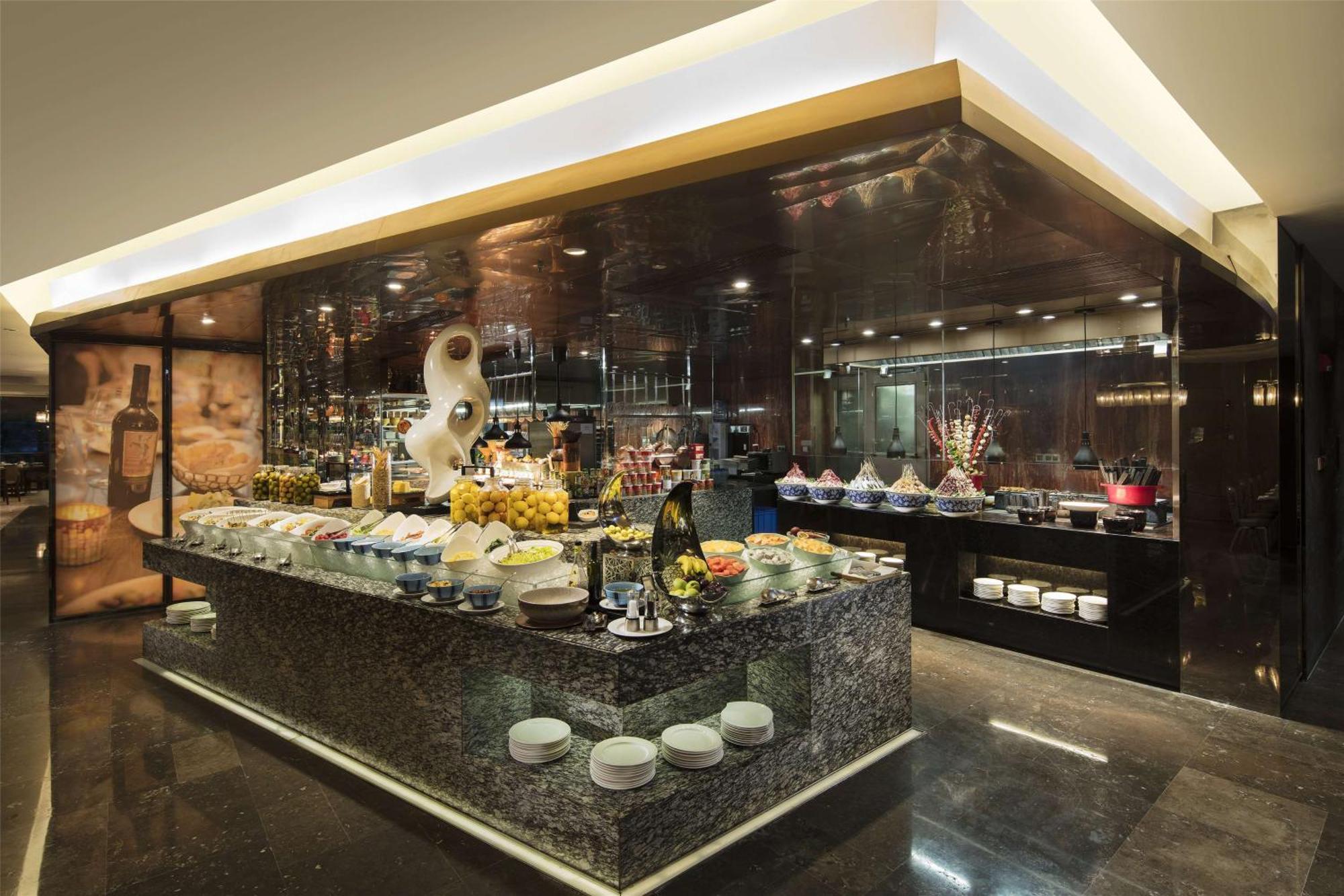 Hilton Guangzhou Tianhe - Free Shuttle Bus And Registration Counter Available During Canton Fair Period Екстериор снимка The buffet at the lobby
