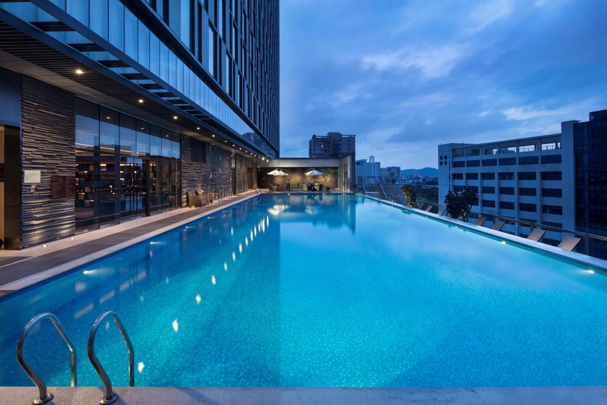Hilton Guangzhou Tianhe - Free Shuttle Bus And Registration Counter Available During Canton Fair Period Екстериор снимка The swimming pool at the hotel