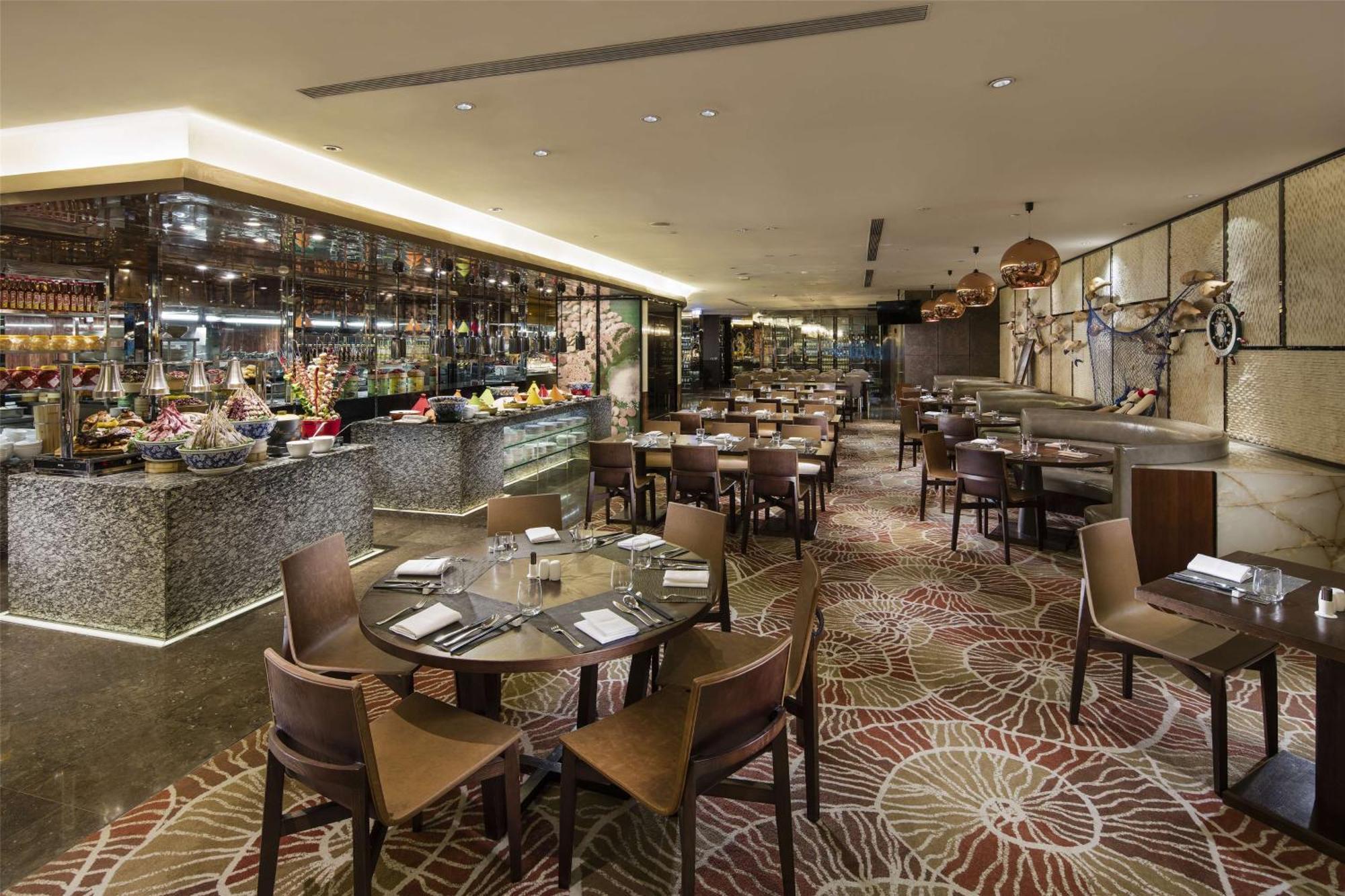 Hilton Guangzhou Tianhe - Free Shuttle Bus And Registration Counter Available During Canton Fair Period Екстериор снимка The restaurant