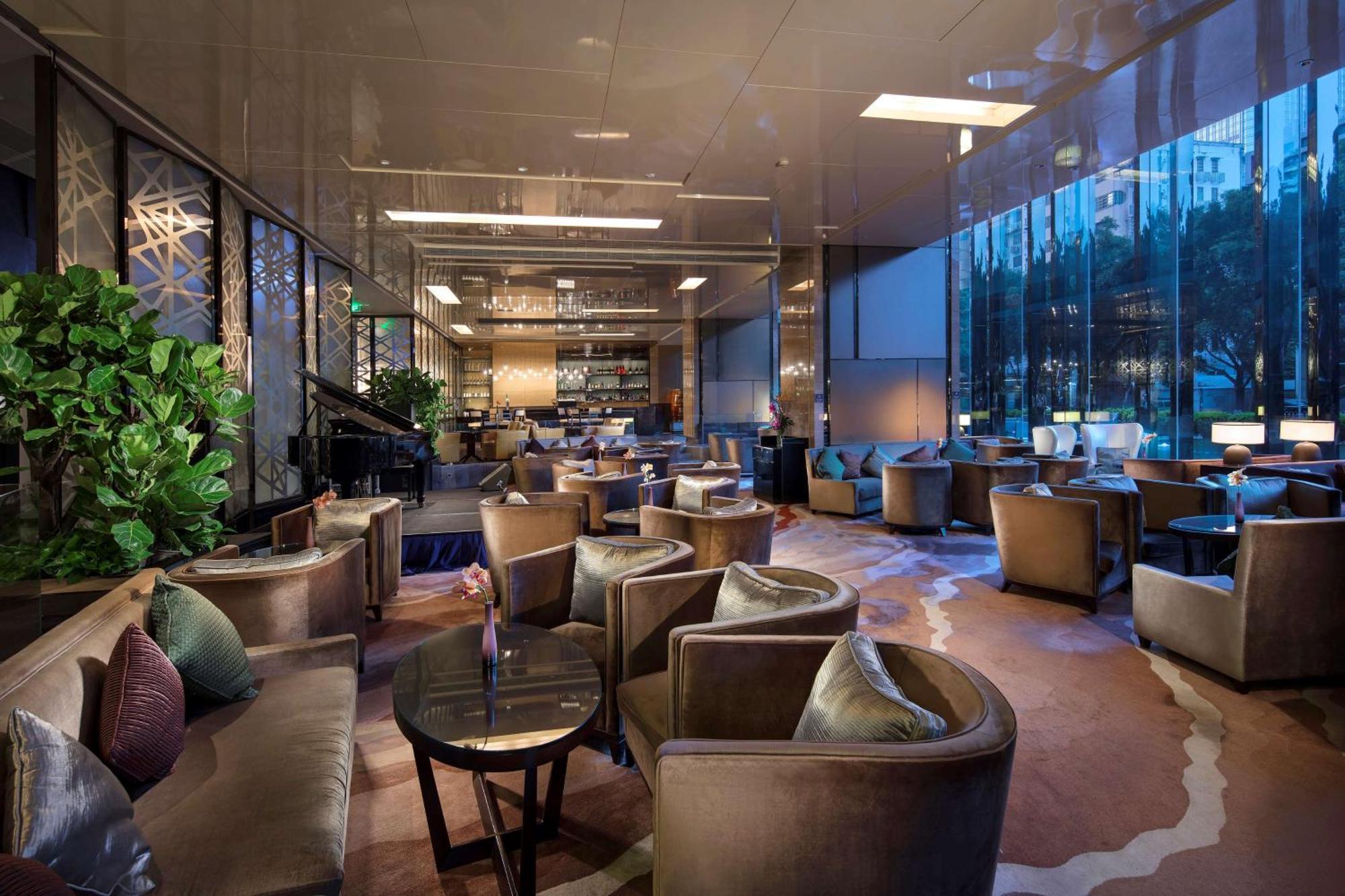 Hilton Guangzhou Tianhe - Free Shuttle Bus And Registration Counter Available During Canton Fair Period Екстериор снимка The Club lounge at Hong Kong International Airport
