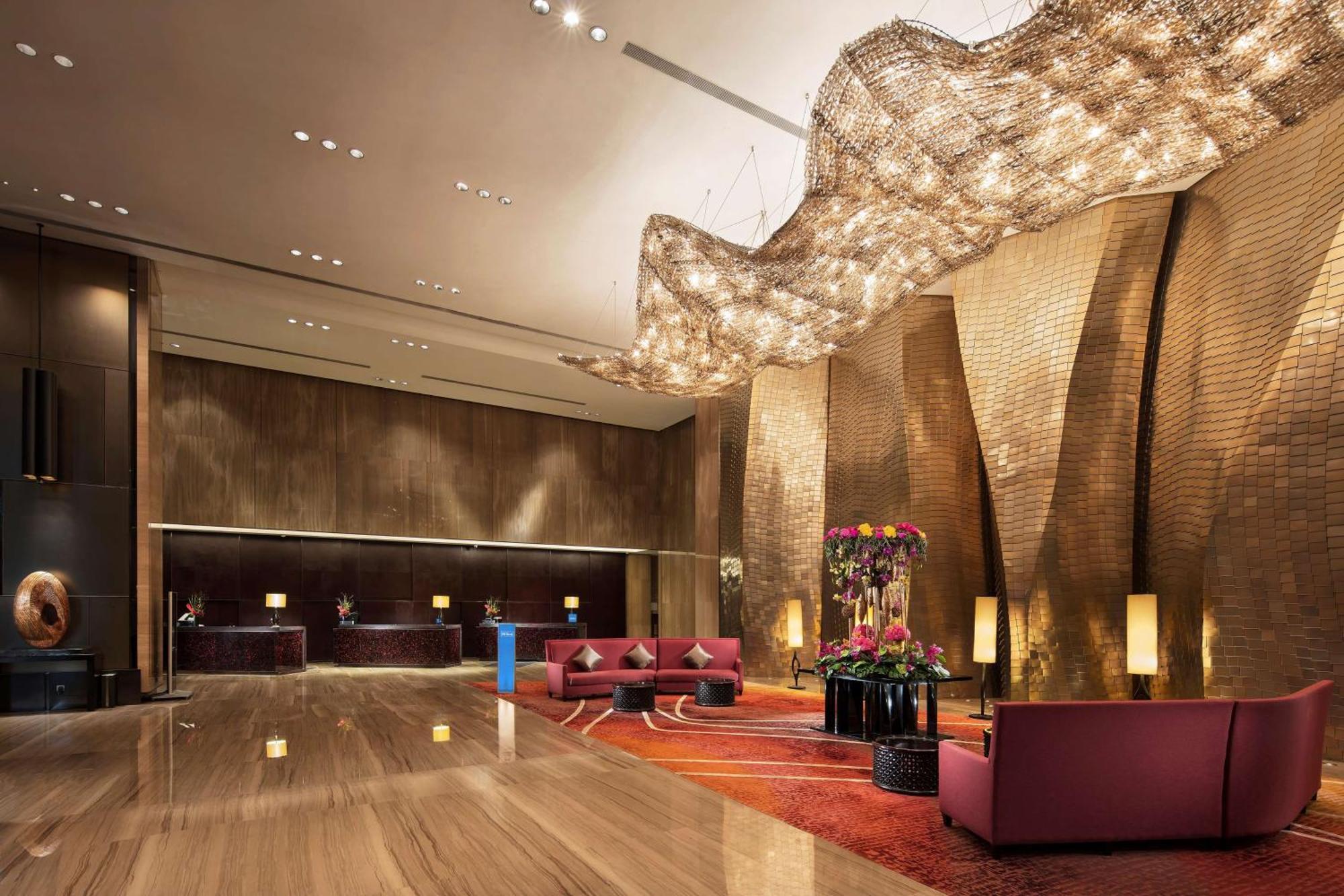 Hilton Guangzhou Tianhe - Free Shuttle Bus And Registration Counter Available During Canton Fair Period Екстериор снимка The lobby of the hotel