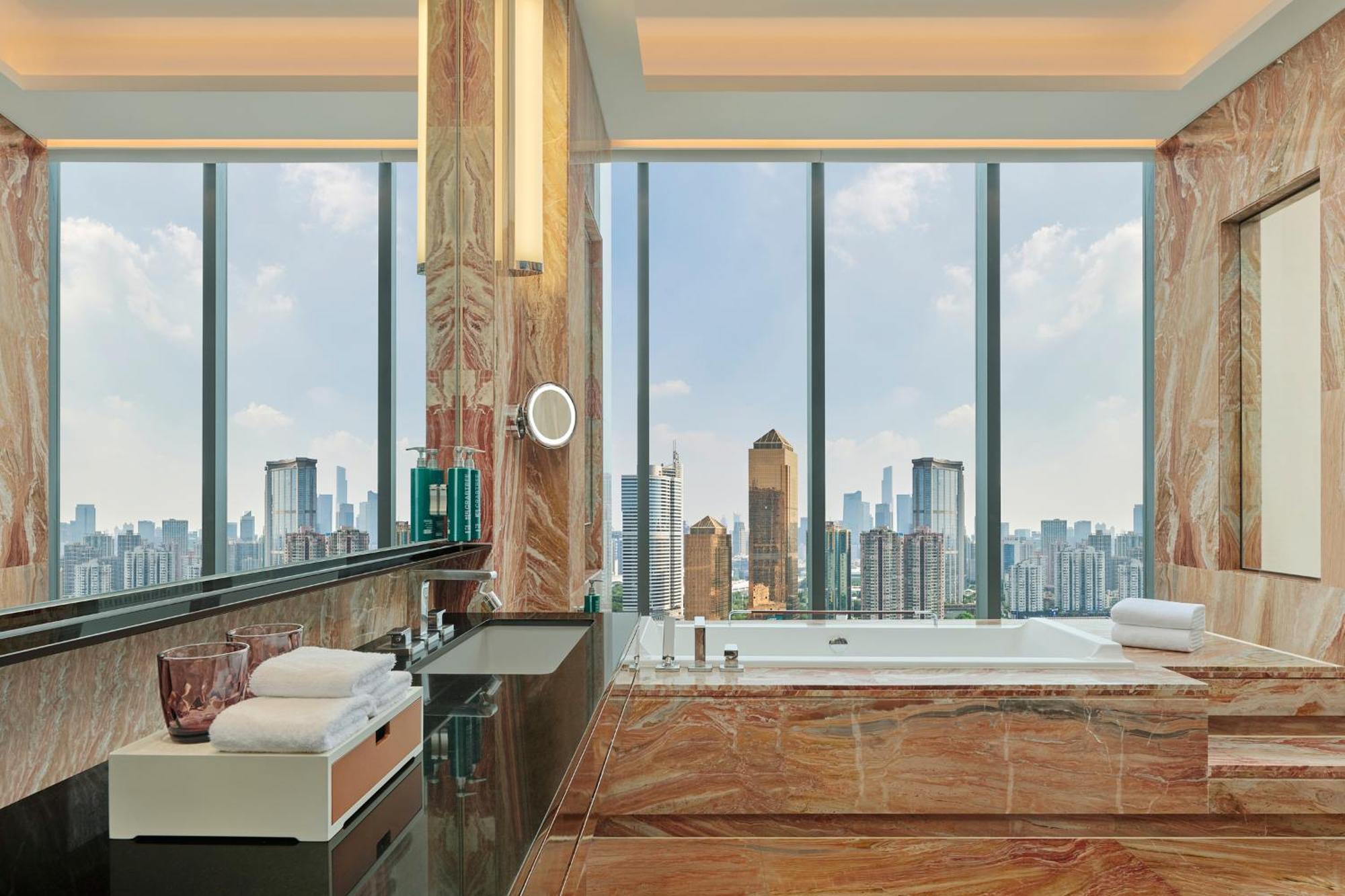 Hilton Guangzhou Tianhe - Free Shuttle Bus And Registration Counter Available During Canton Fair Period Екстериор снимка Bathroom