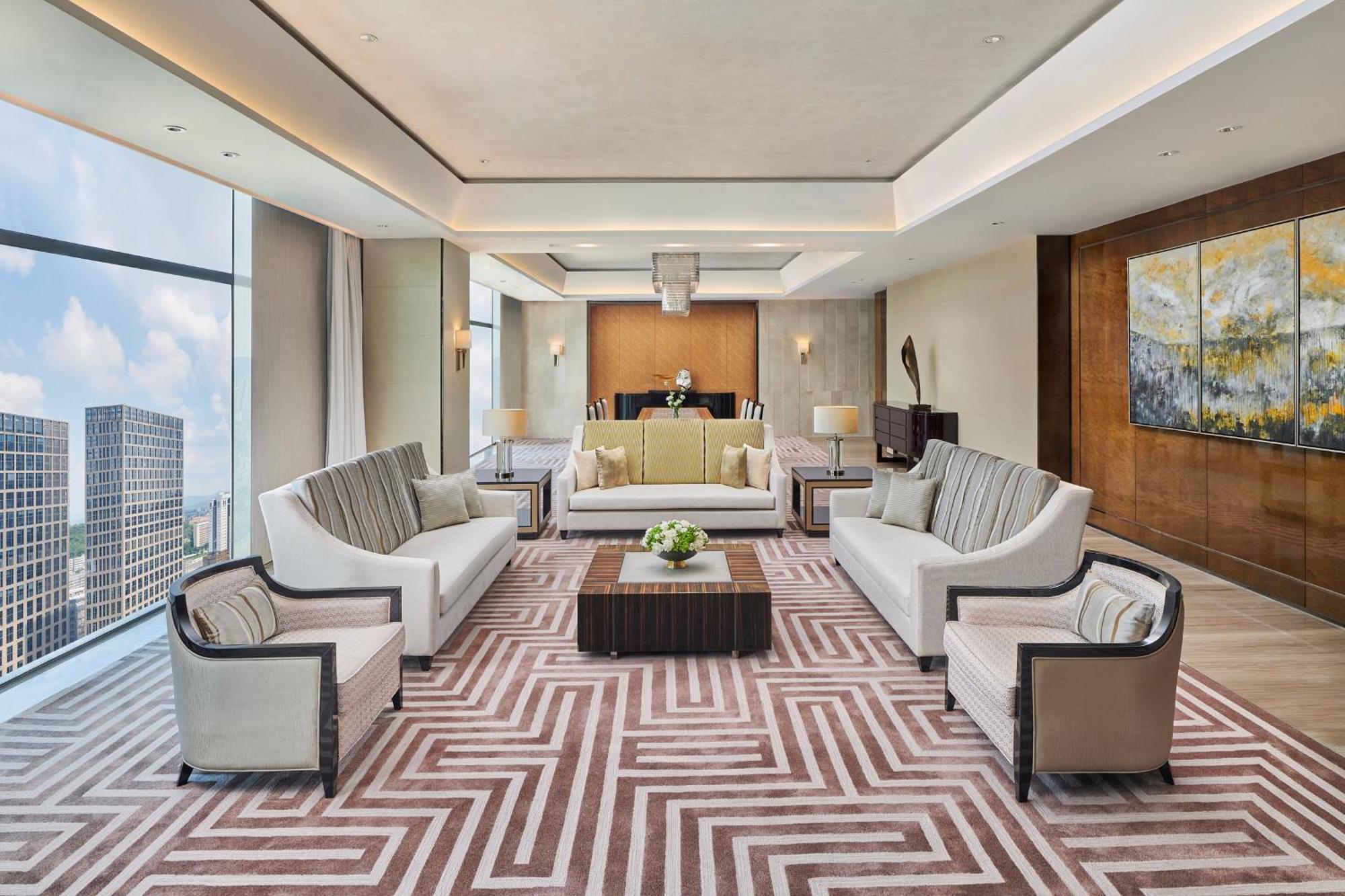 Hilton Guangzhou Tianhe - Free Shuttle Bus And Registration Counter Available During Canton Fair Period Екстериор снимка The interior of a suite at the hotel