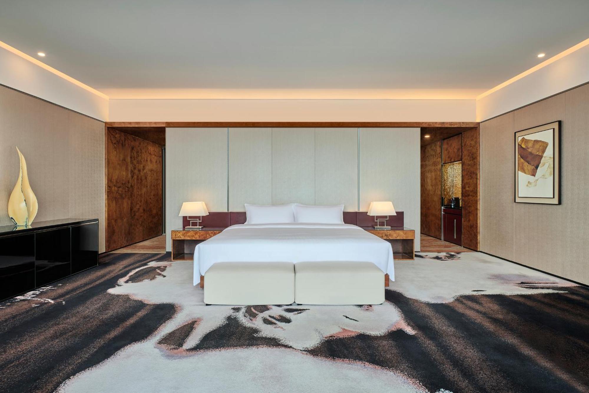 Hilton Guangzhou Tianhe - Free Shuttle Bus And Registration Counter Available During Canton Fair Period Екстериор снимка A bedroom at the hotel