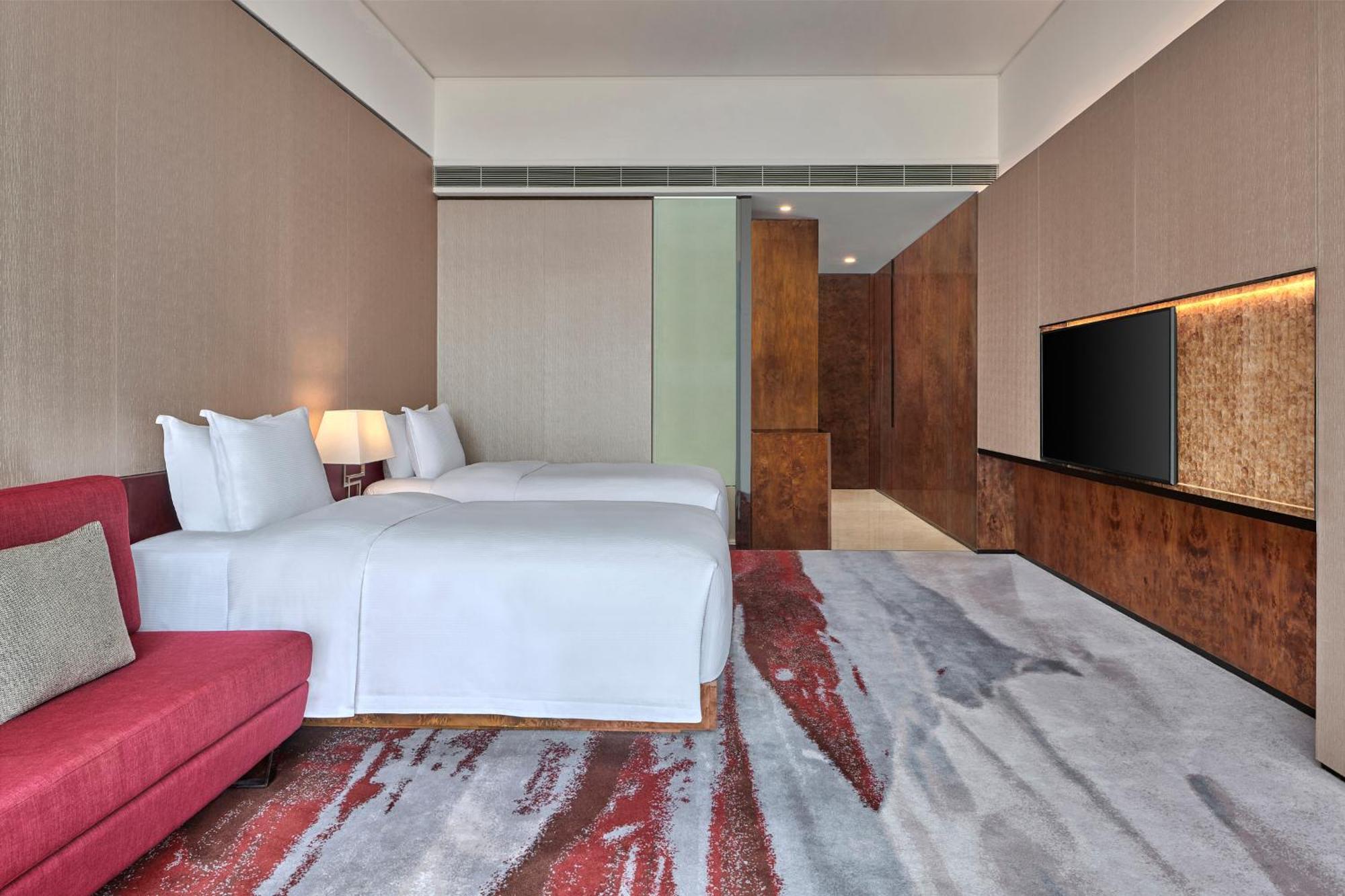 Hilton Guangzhou Tianhe - Free Shuttle Bus And Registration Counter Available During Canton Fair Period Екстериор снимка Deluxe Room