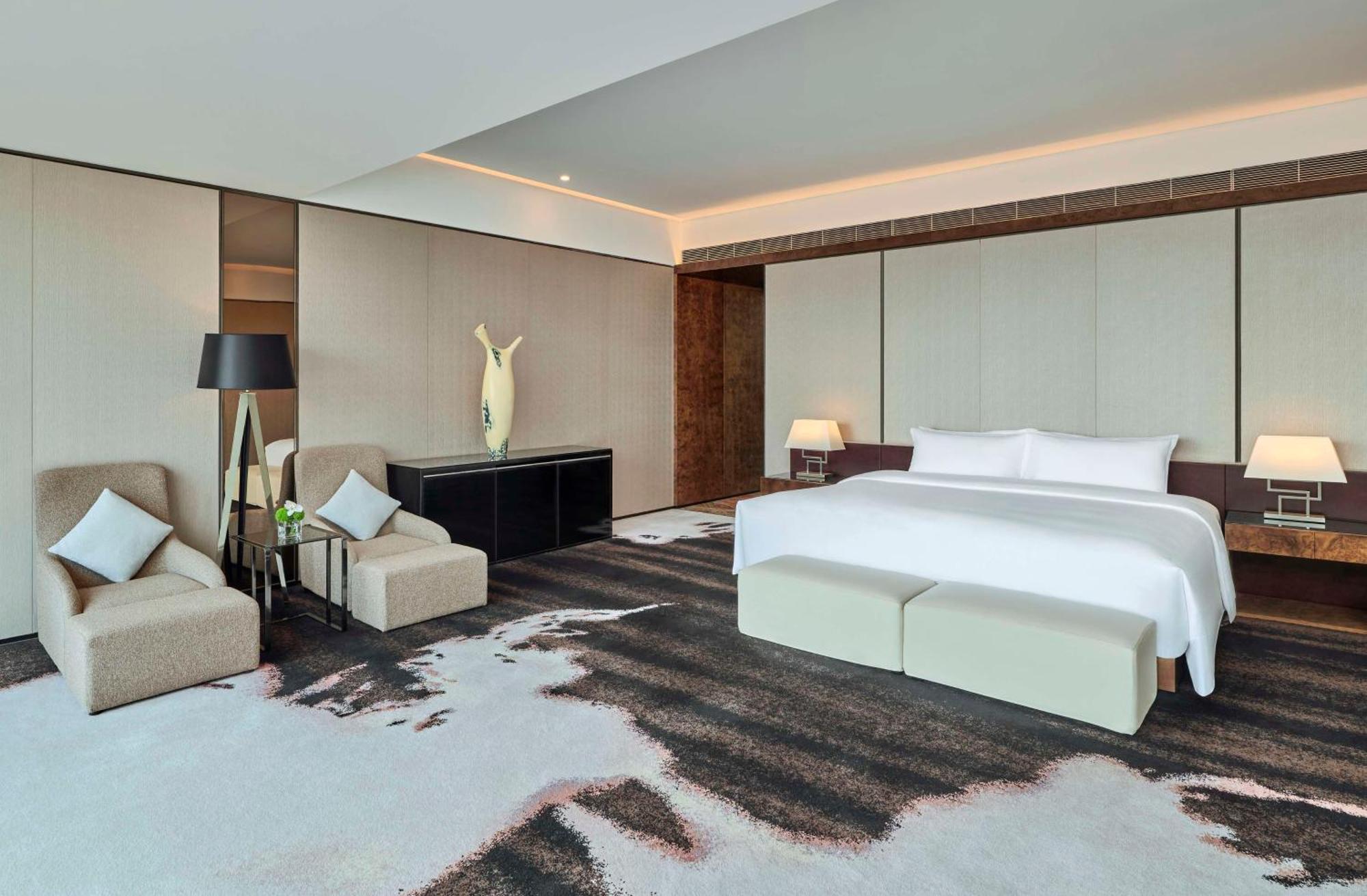 Hilton Guangzhou Tianhe - Free Shuttle Bus And Registration Counter Available During Canton Fair Period Екстериор снимка A bedroom at the hotel